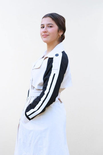 Gabardina Larga Beige con Mangas Negras A Rayas