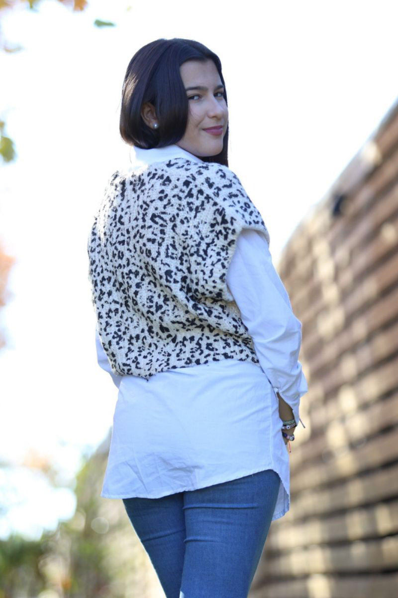 Pulóver Animal Print con Camisa Blanca
