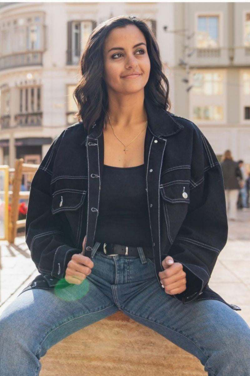 Chaqueta Oversize Negra con Costuras Contrastadas