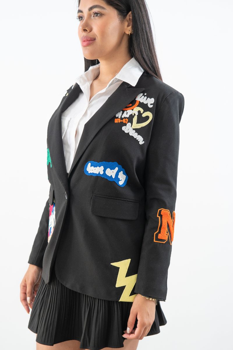 Blazer Urbano con Aplicaciones Artísticas
