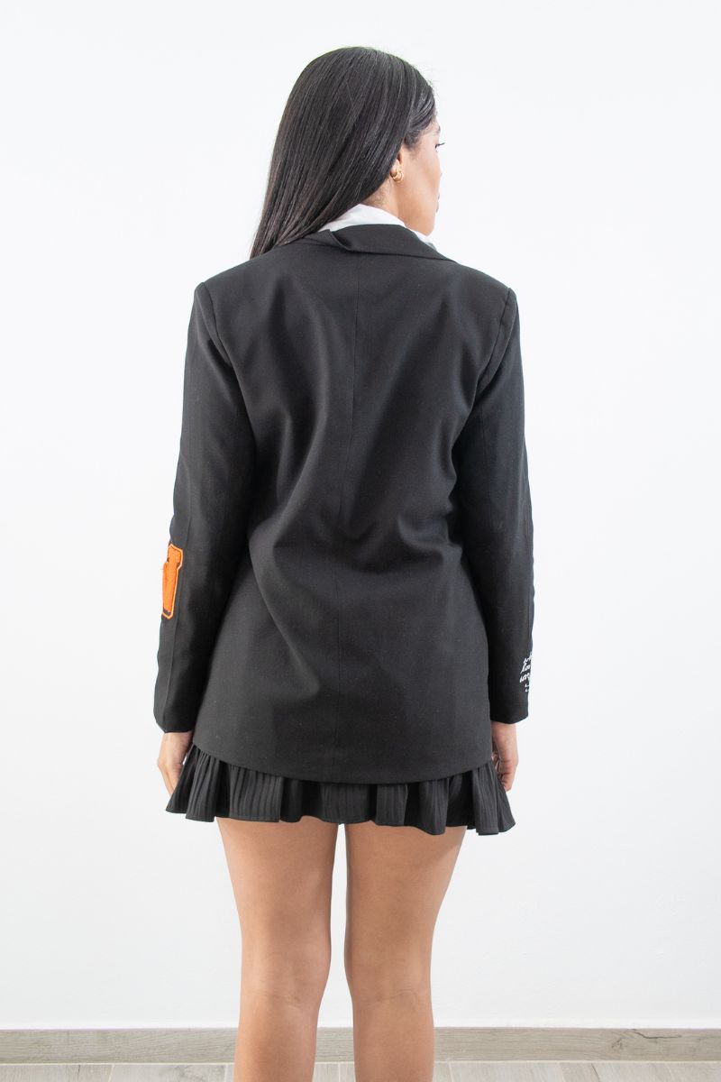 Blazer Urbano con Aplicaciones Artísticas