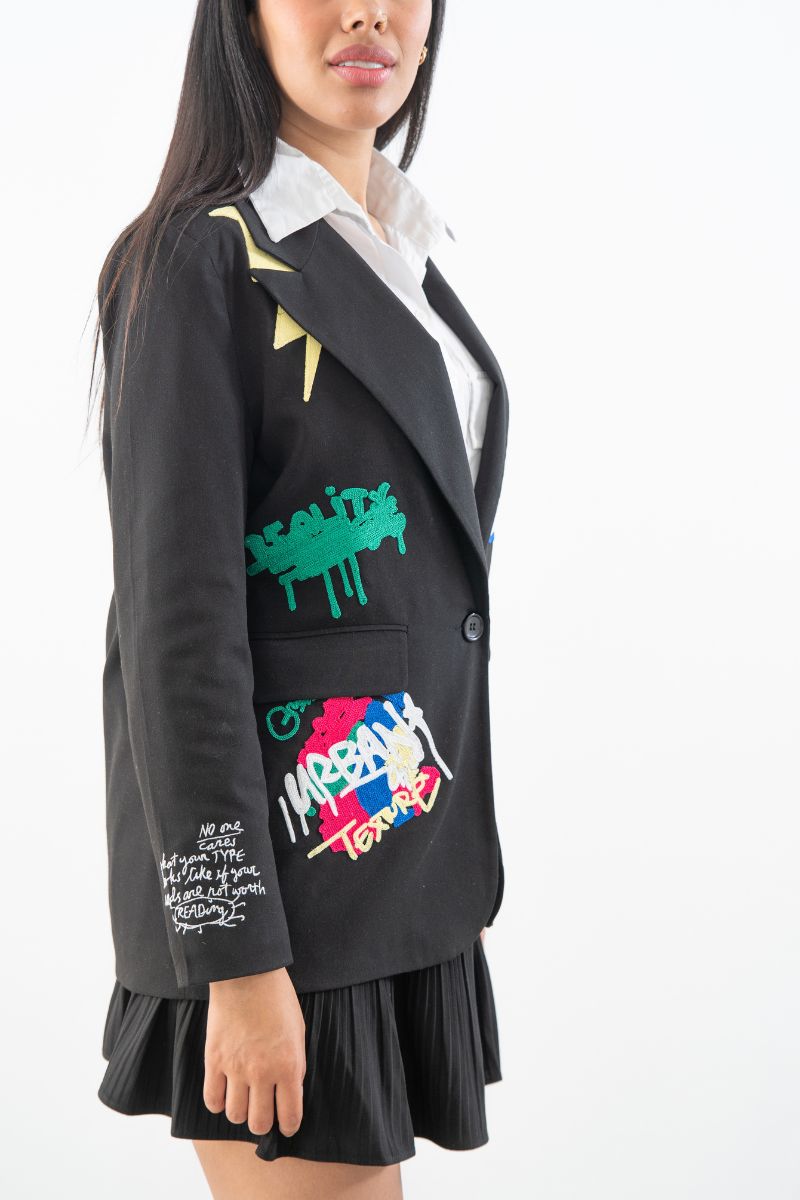 Blazer Urbano con Aplicaciones Artísticas