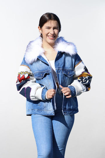 Chaqueta Denim Oversize con Mangas Estampadas y Cuello de Pelo Blanco