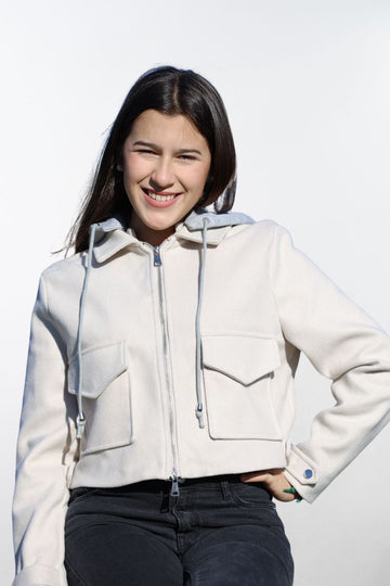 Abrigo Crop con Capucha Removible y Bolsillos Frontales