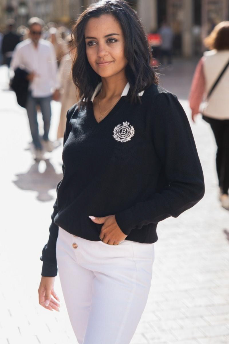 Sweater Negro Estilo Polo  con Cuello  Blanco y Escudo Bordado