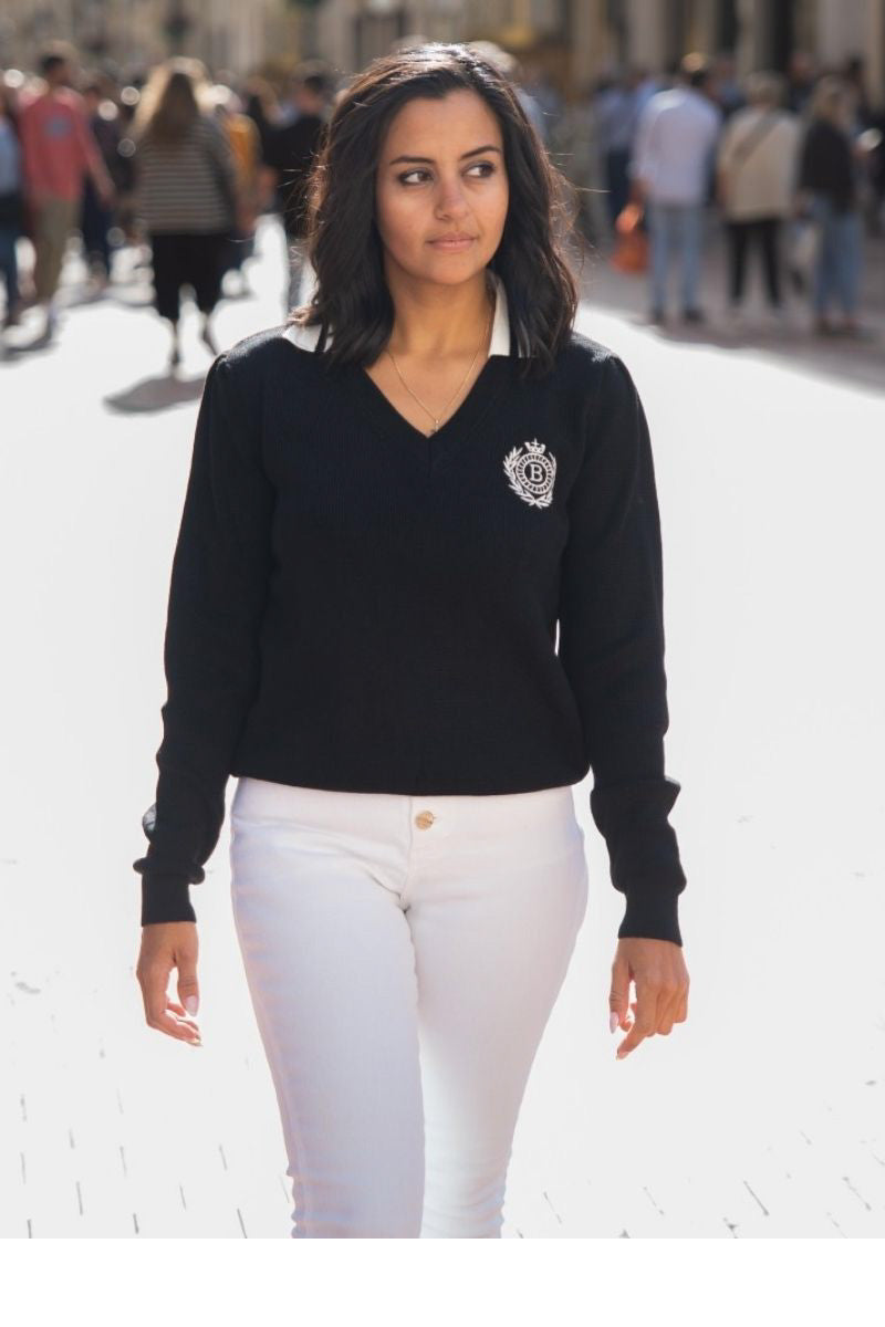 Sweater Negro Estilo Polo  con Cuello  Blanco y Escudo Bordado