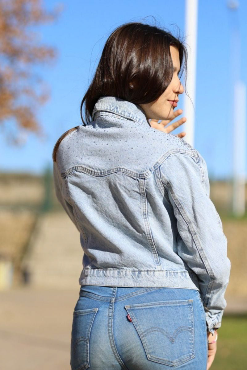 Chaqueta Jean Corta en  Azul Claro con Pedrería y brillantes en Flecos