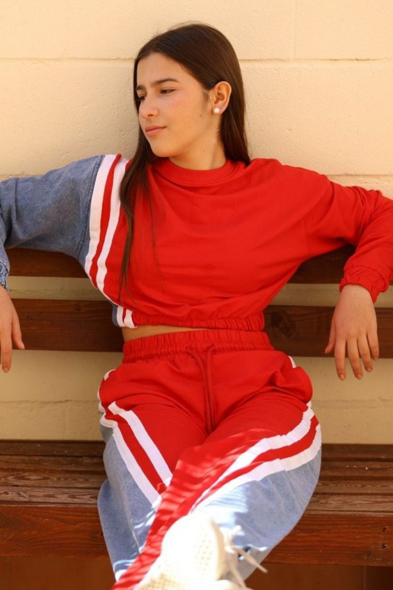 Set Deportivo Bicolor con Detalles en Denim y Corte Crop
