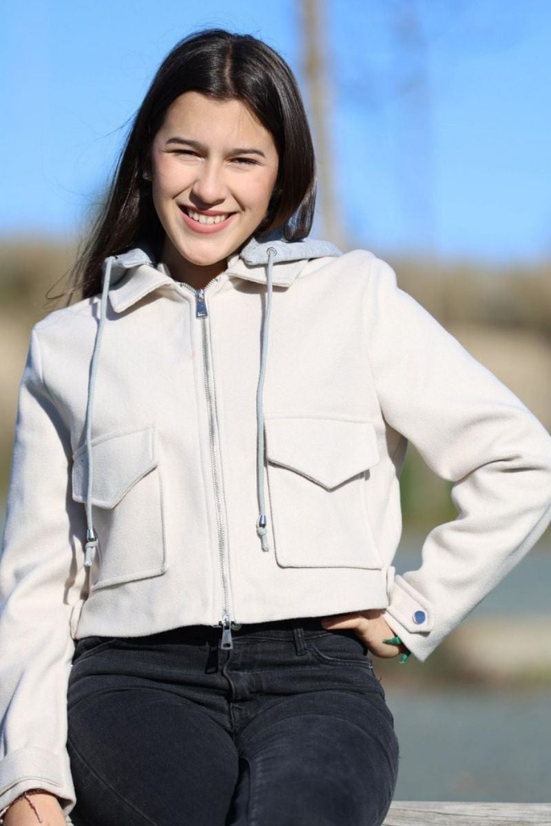 Abrigo Crop con Capucha Removible y Bolsillos Frontales