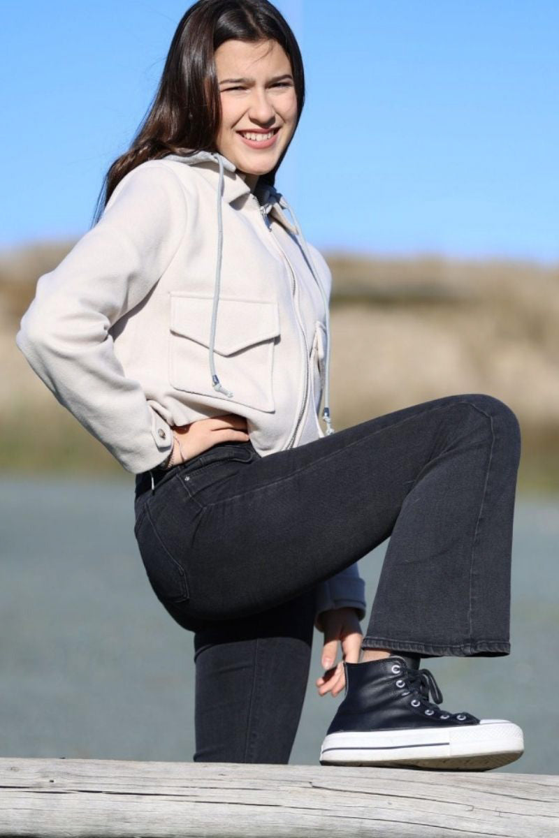 Abrigo Crop con Capucha Removible y Bolsillos Frontales