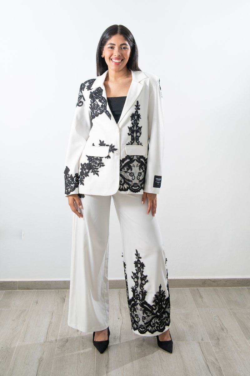 Suit Blanco Con Aplicaciones de Encaje Negro