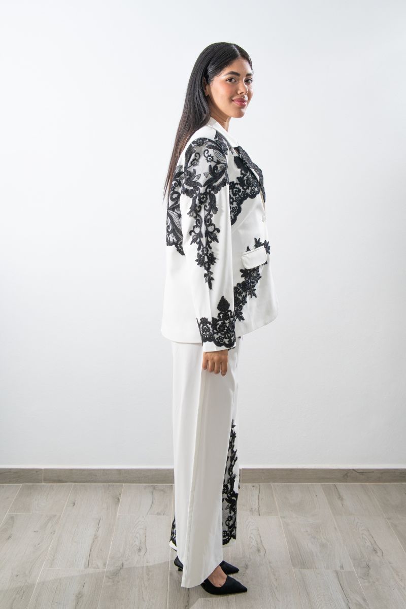 Suit Blanco Con Aplicaciones de Encaje Negro