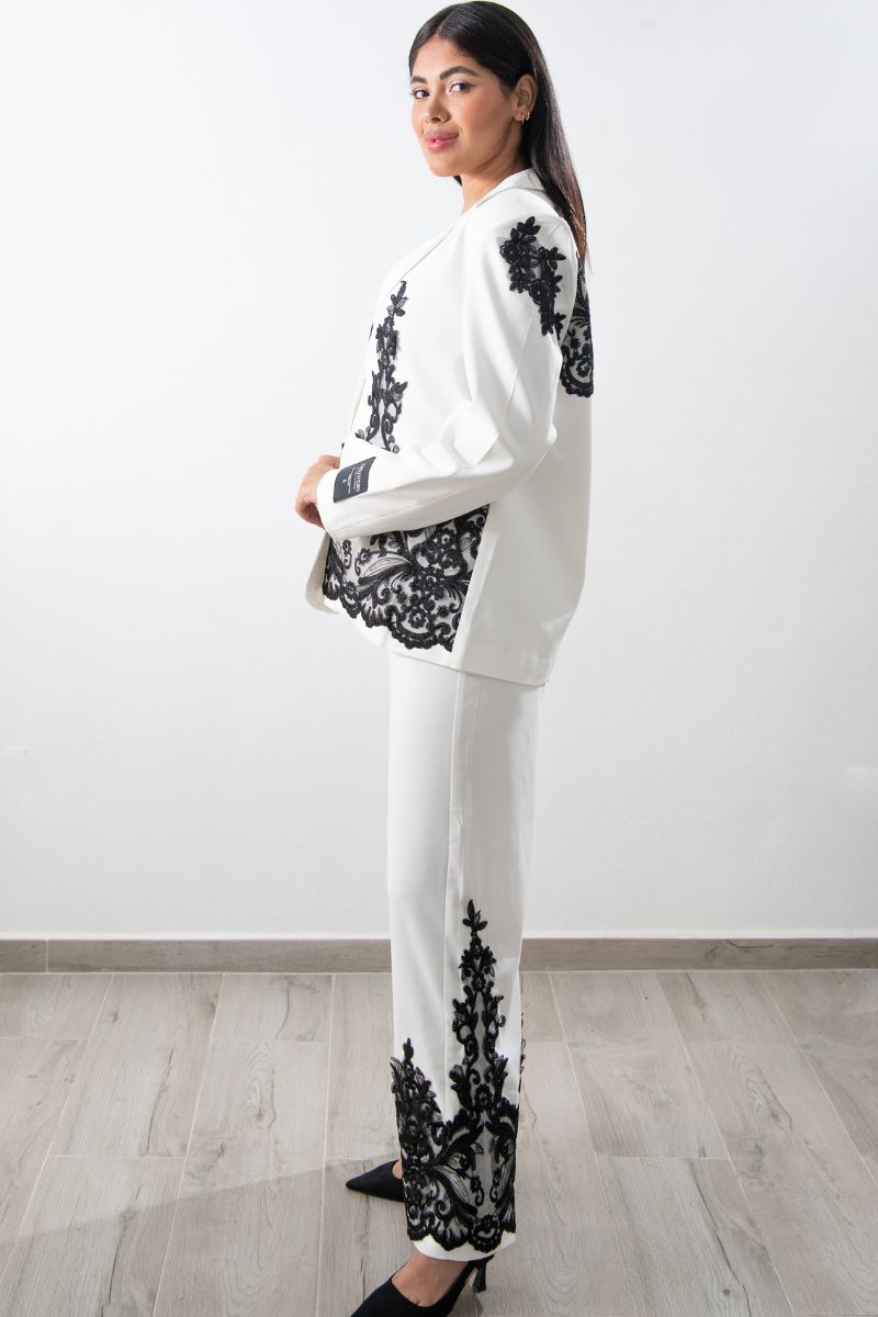 Suit Blanco Con Aplicaciones de Encaje Negro