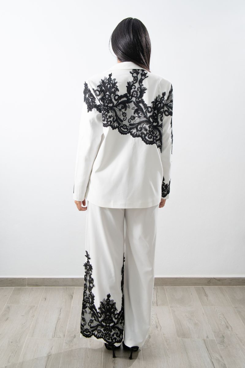 Suit Blanco Con Aplicaciones de Encaje Negro