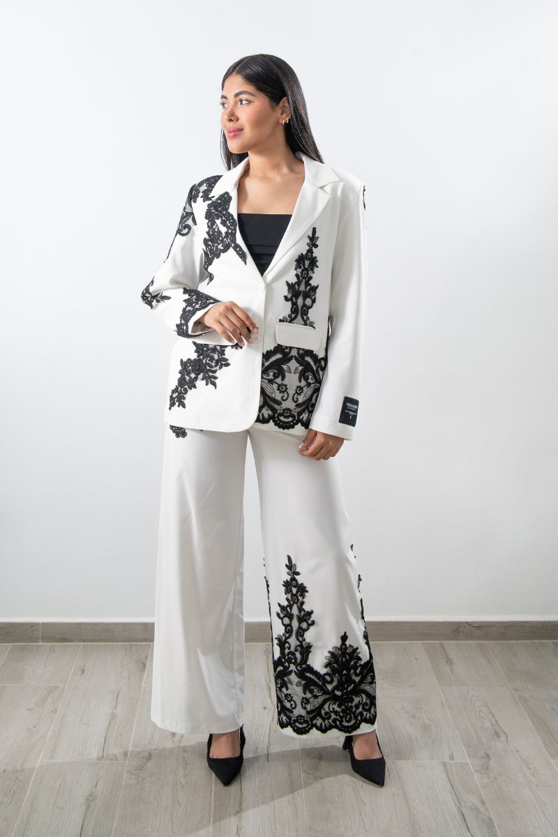 Suit Blanco Con Aplicaciones de Encaje Negro