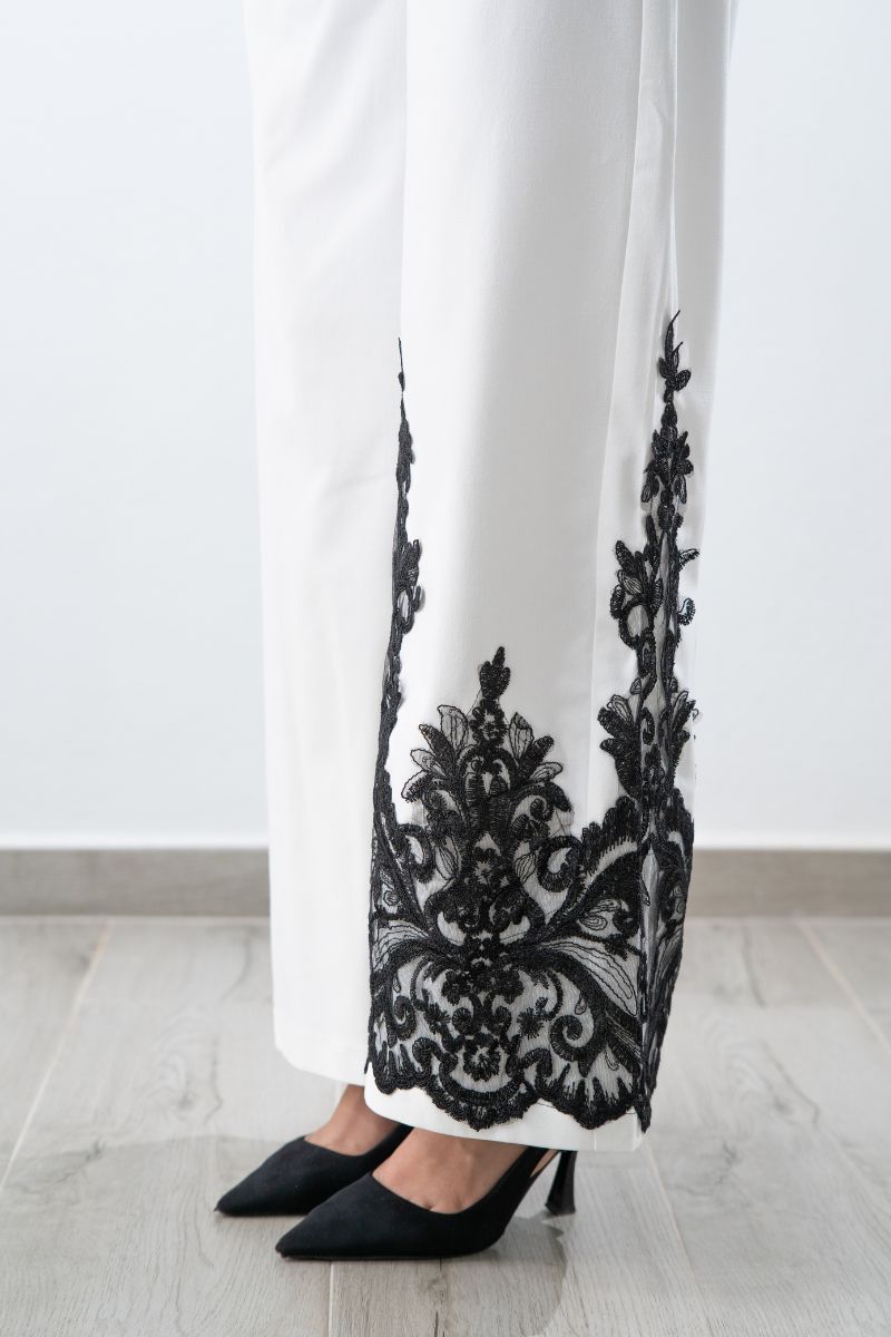 Suit Blanco Con Aplicaciones de Encaje Negro