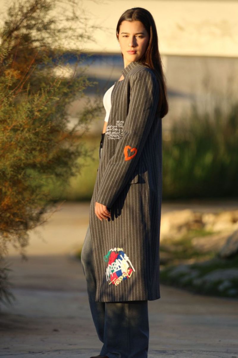 Gabardina Larga Gris con Rayas Finas y Detalles Ilustrados