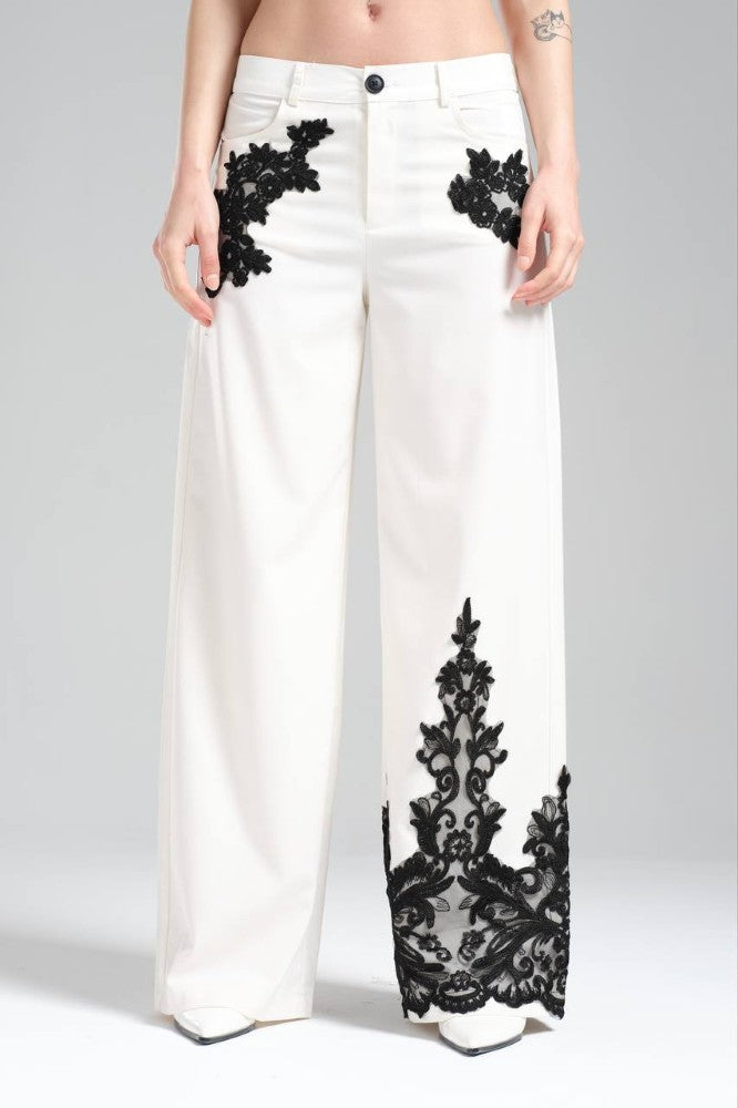 Suit Blanco Con Aplicaciones de Encaje Negro