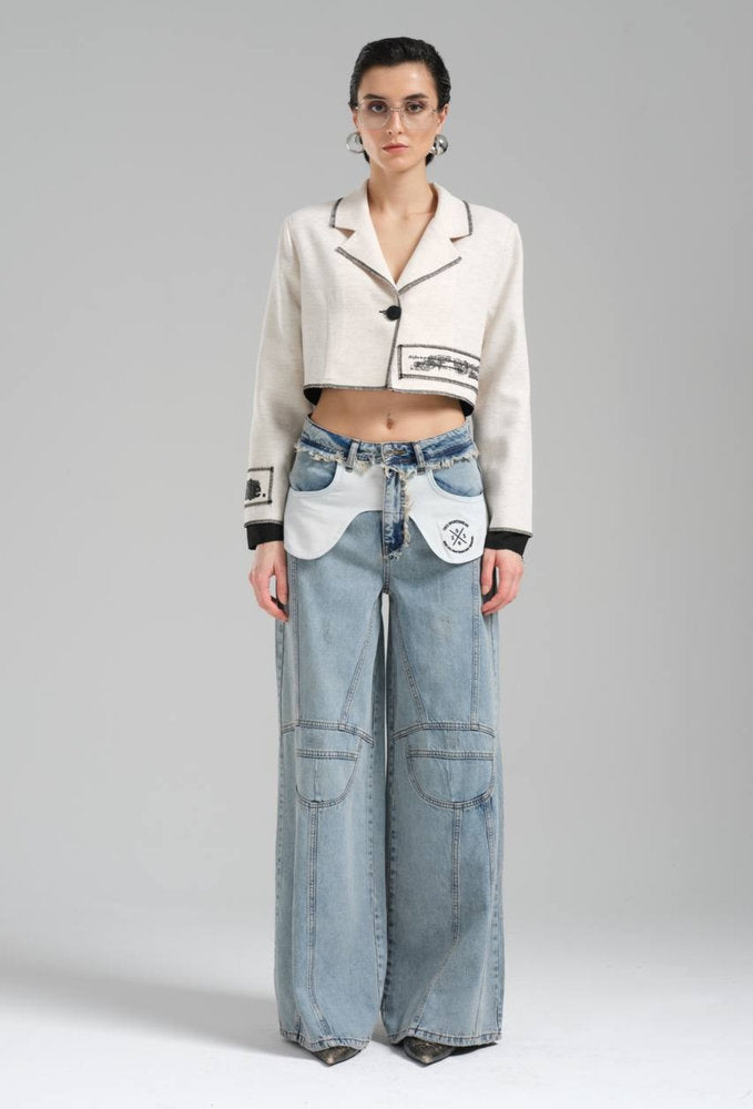 Chaqueta Crop Beige con Detalles Negros