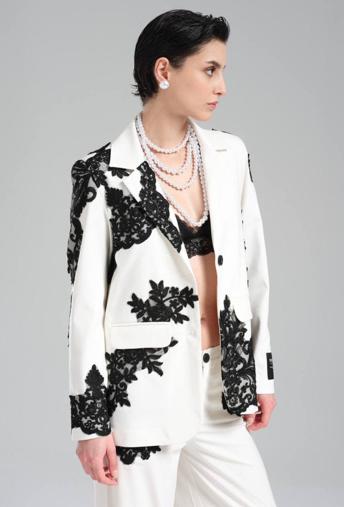 Suit Blanco Con Aplicaciones de Encaje Negro