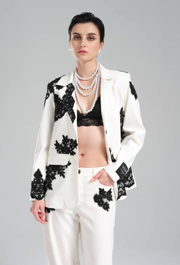 Suit Blanco Con Aplicaciones de Encaje Negro