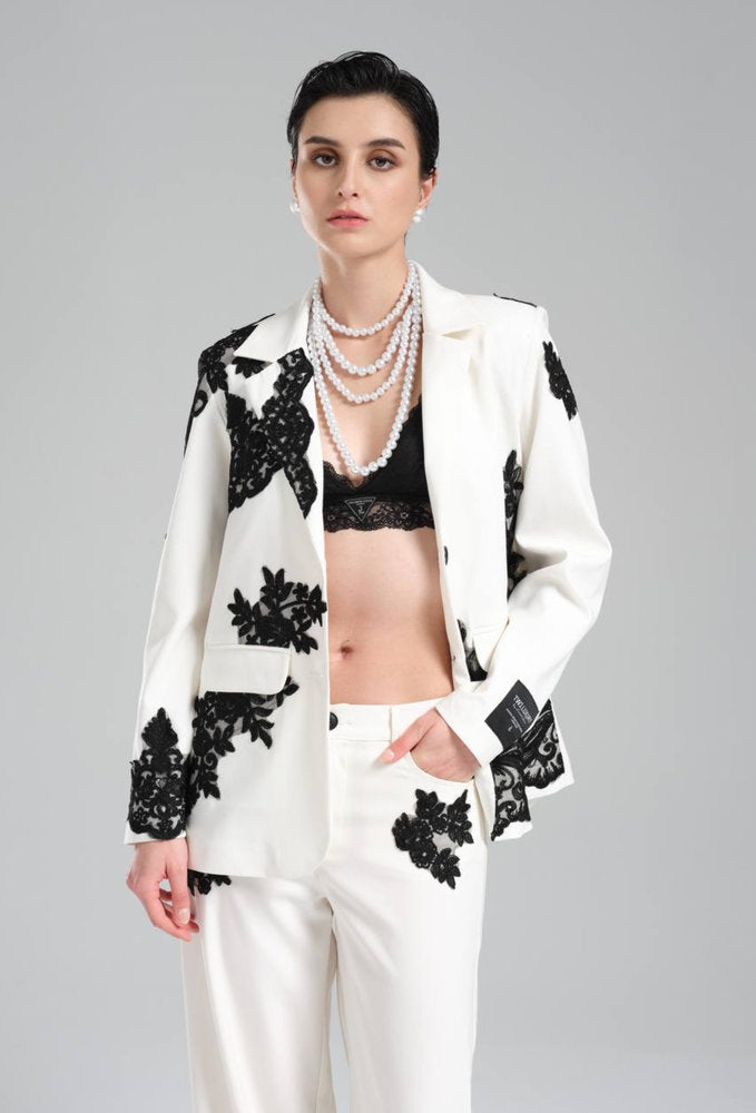 Suit Blanco Con Aplicaciones de Encaje Negro