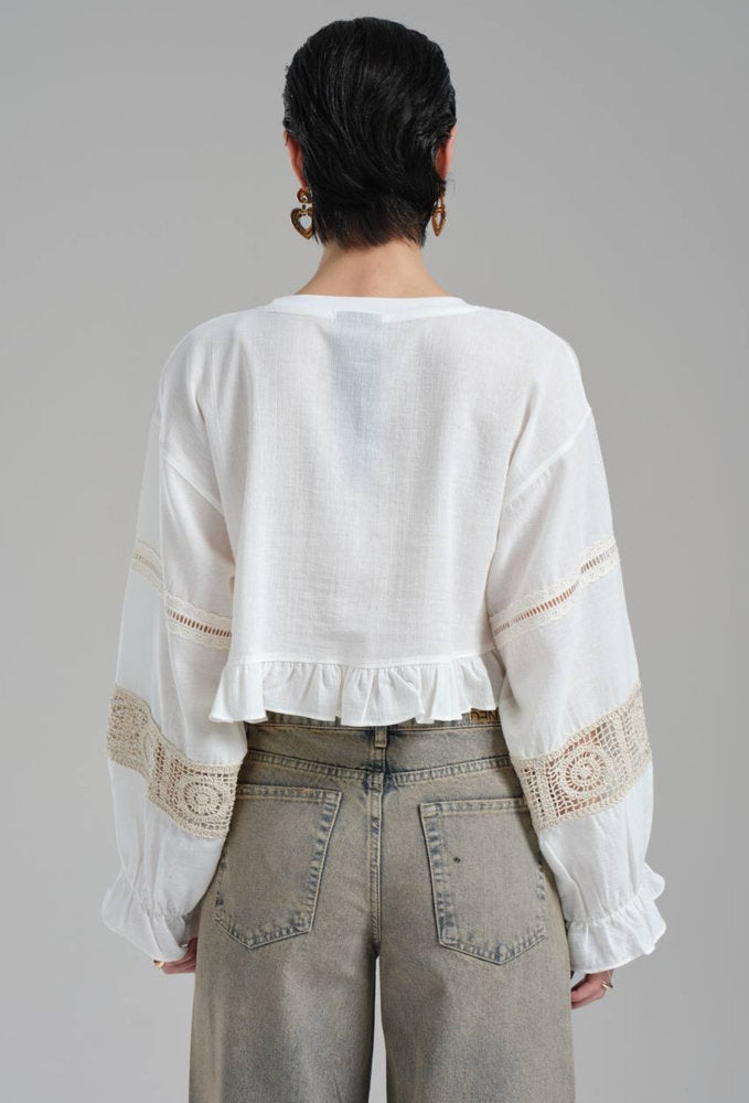 Blusa Boho Chic Beige Claro con Encaje y Volantes