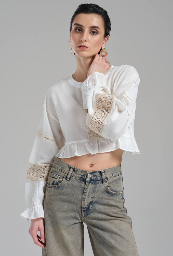 Blusa Boho Chic Beige Claro con Encaje y Volantes