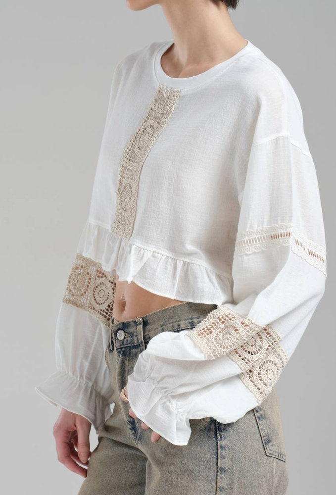 Blusa Boho Chic Beige Claro con Encaje y Volantes