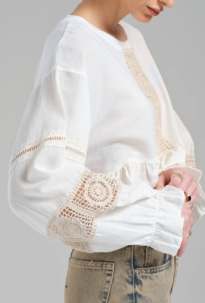 Blusa Boho Chic Beige Claro con Encaje y Volantes