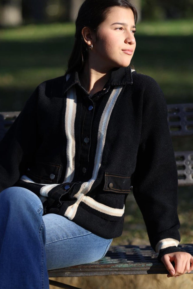 Abrigo Denim Negro Con  Franjas Blancas. Talla Única