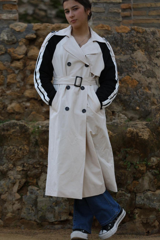 Gabardina Larga Beige con Mangas Negras A Rayas