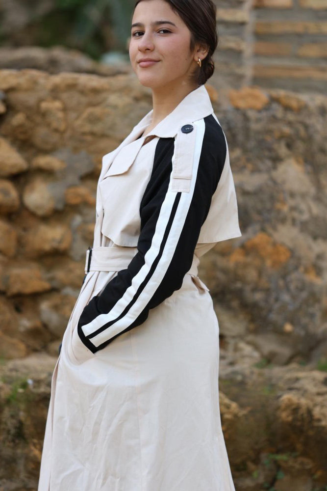 Gabardina Larga Beige con Mangas Negras A Rayas