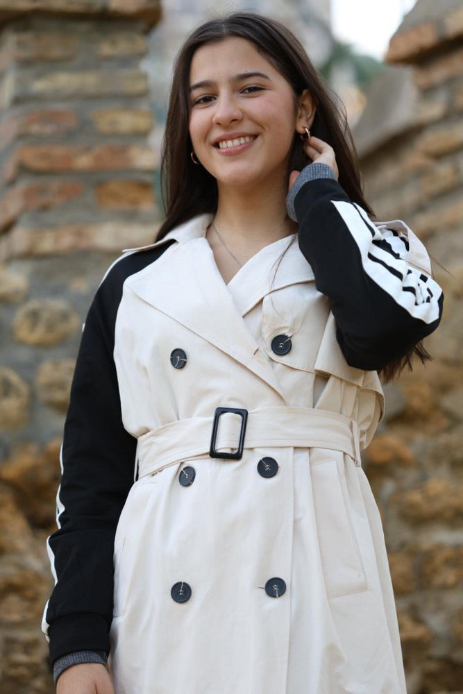 Gabardina Larga Beige con Mangas Negras A Rayas