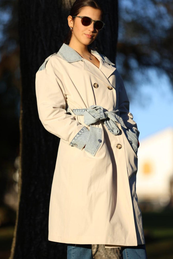 Gabardina Larga Beige Combinada con Denim