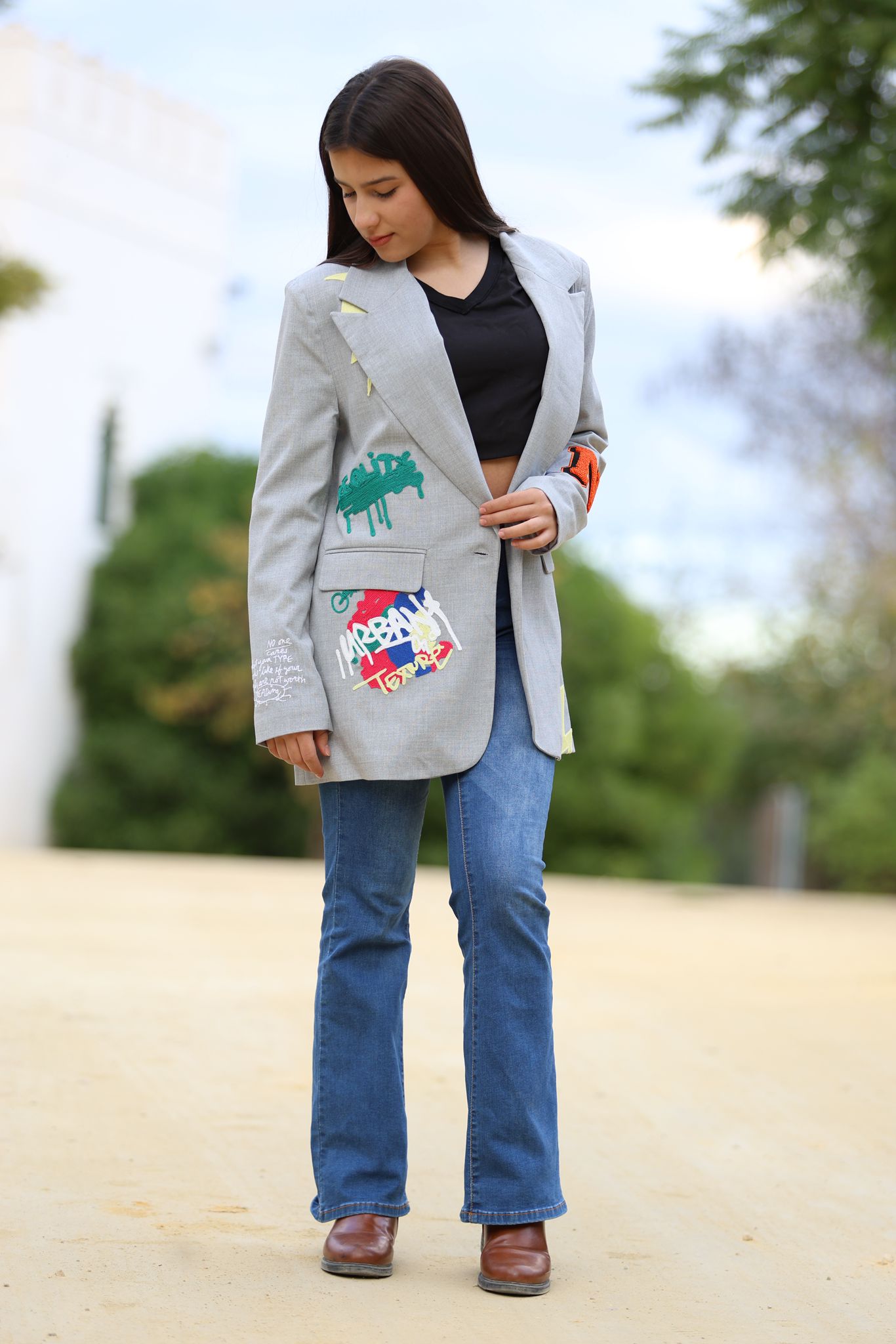 Blazer Urbano con Aplicaciones Artísticas