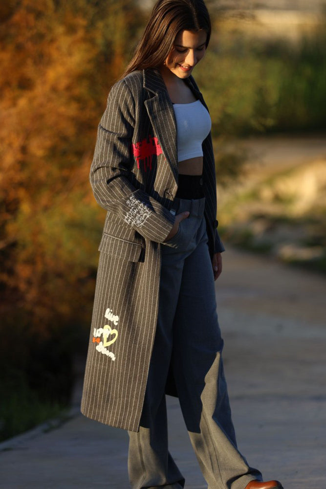 Gabardina Larga Gris con Rayas Finas y Detalles Ilustrados
