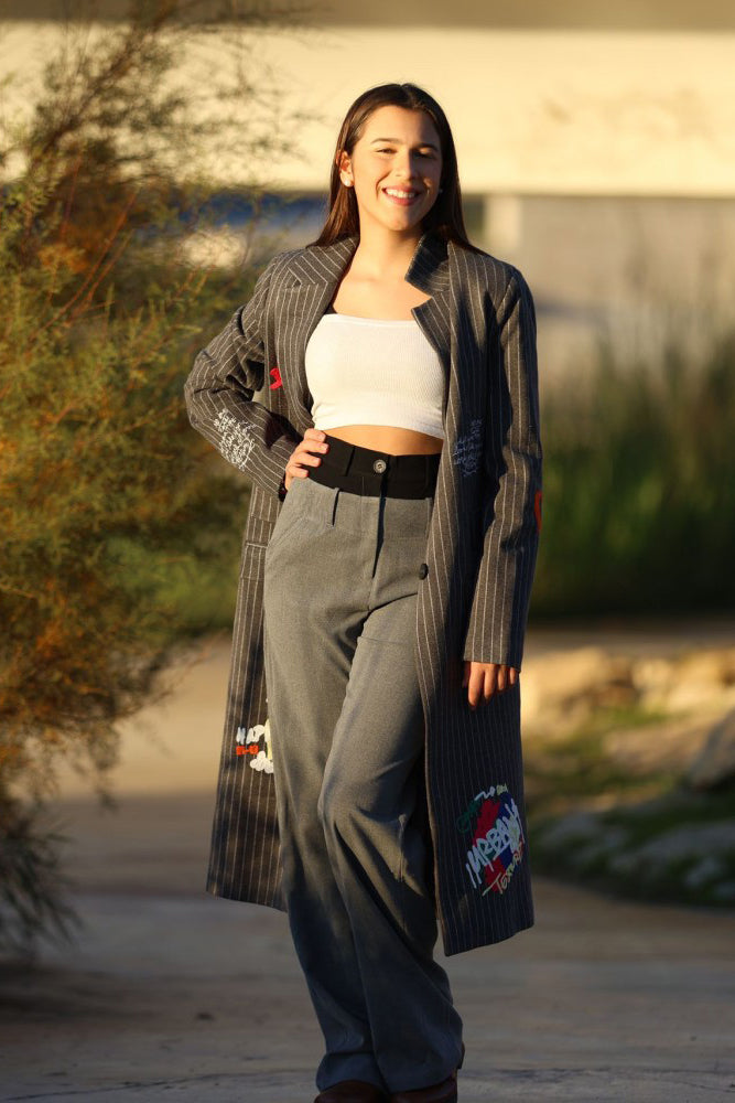 Gabardina Larga Gris con Rayas Finas y Detalles Ilustrados