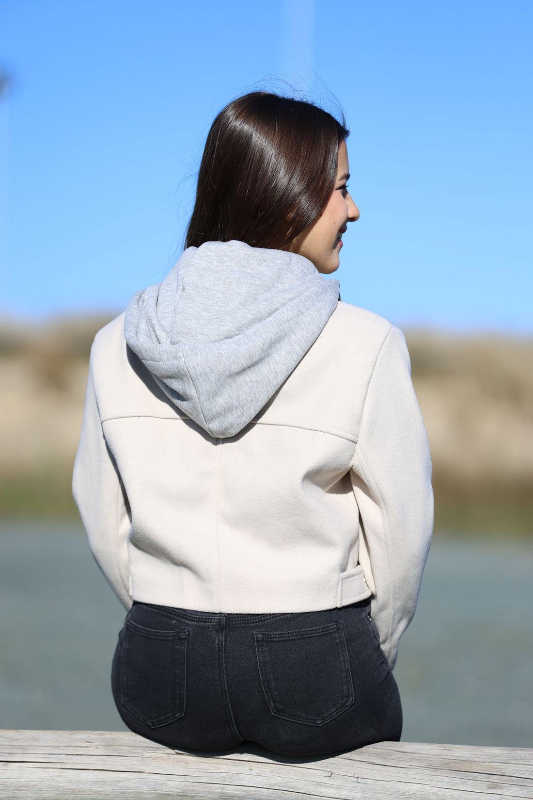 Abrigo Crop con Capucha Removible y Bolsillos Frontales