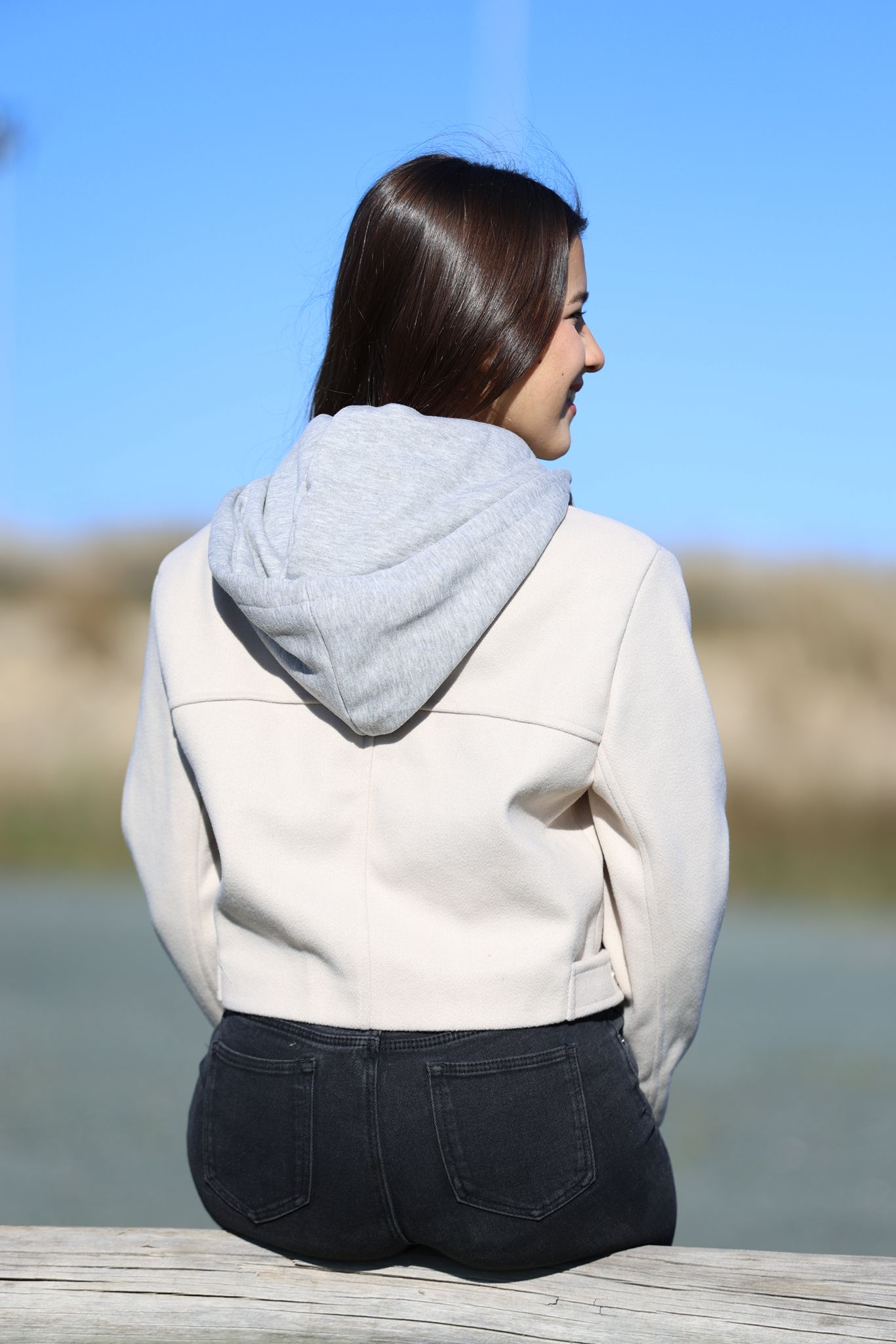 Abrigo Crop con Capucha Removible y Bolsillos Frontales