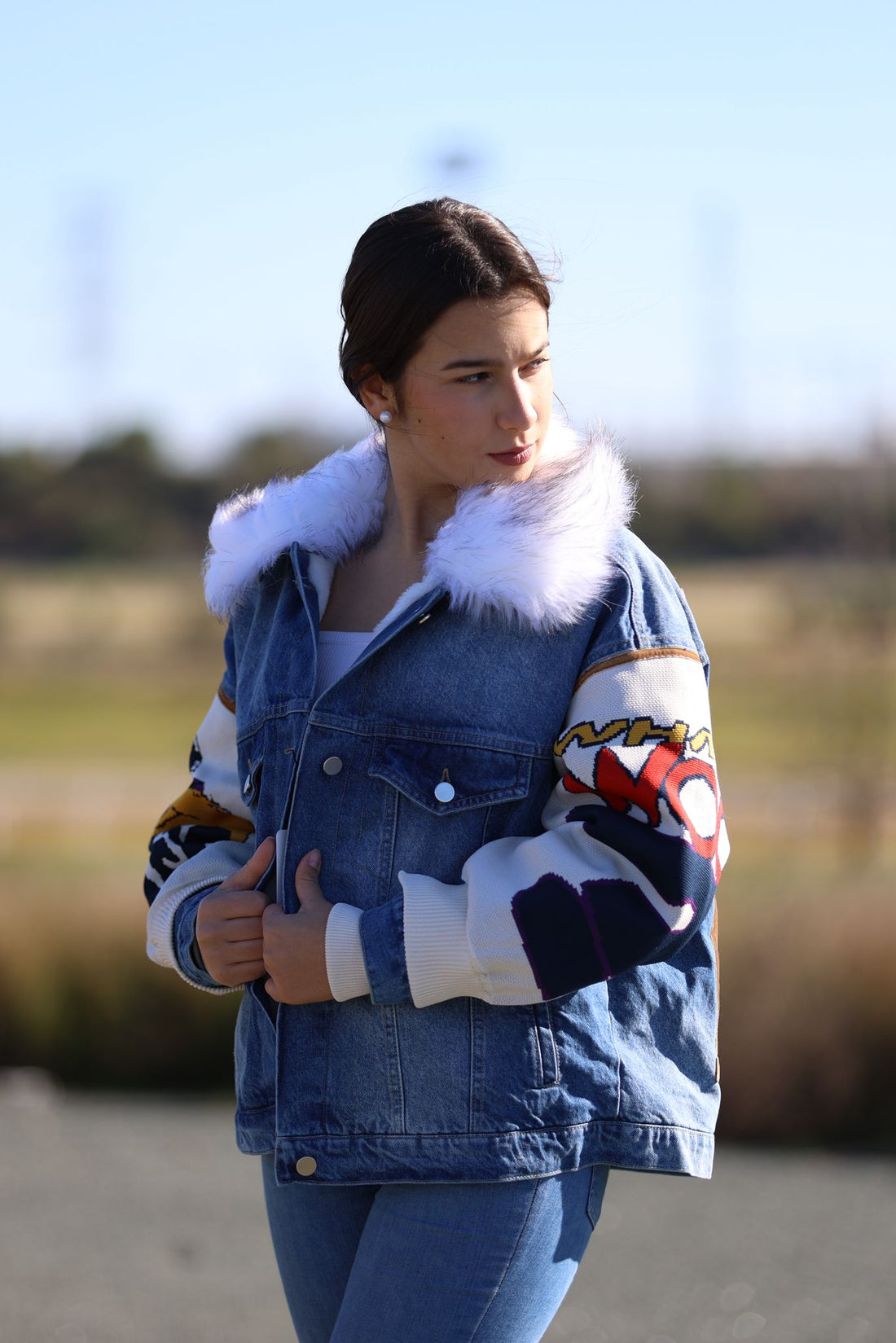 Chaqueta Denim Oversize con Mangas Estampadas y Cuello de Pelo Blanco