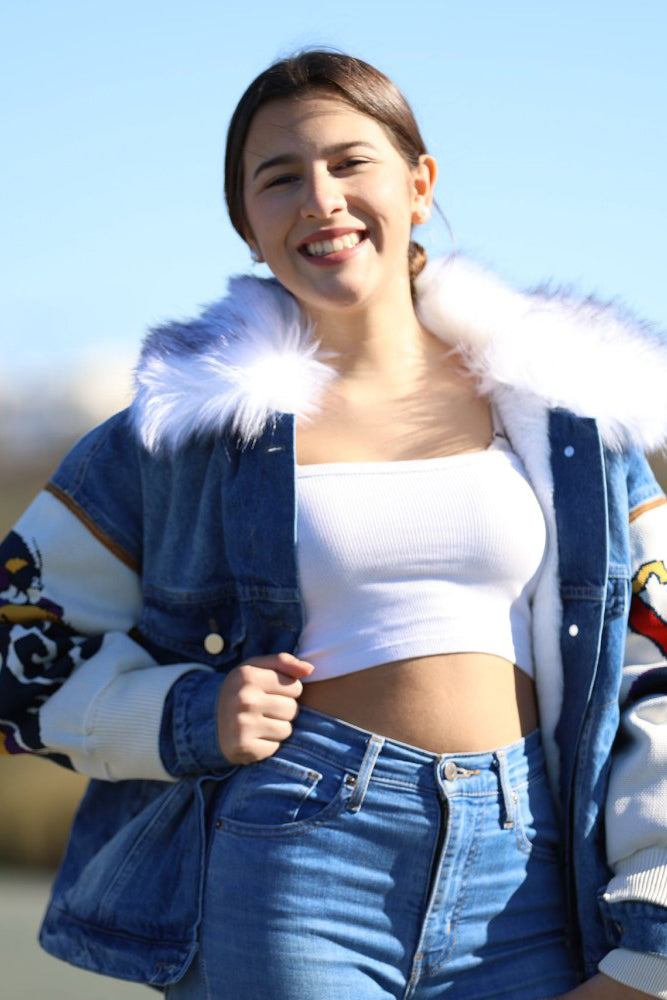 Chaqueta Denim Oversize con Mangas Estampadas y Cuello de Pelo Blanco