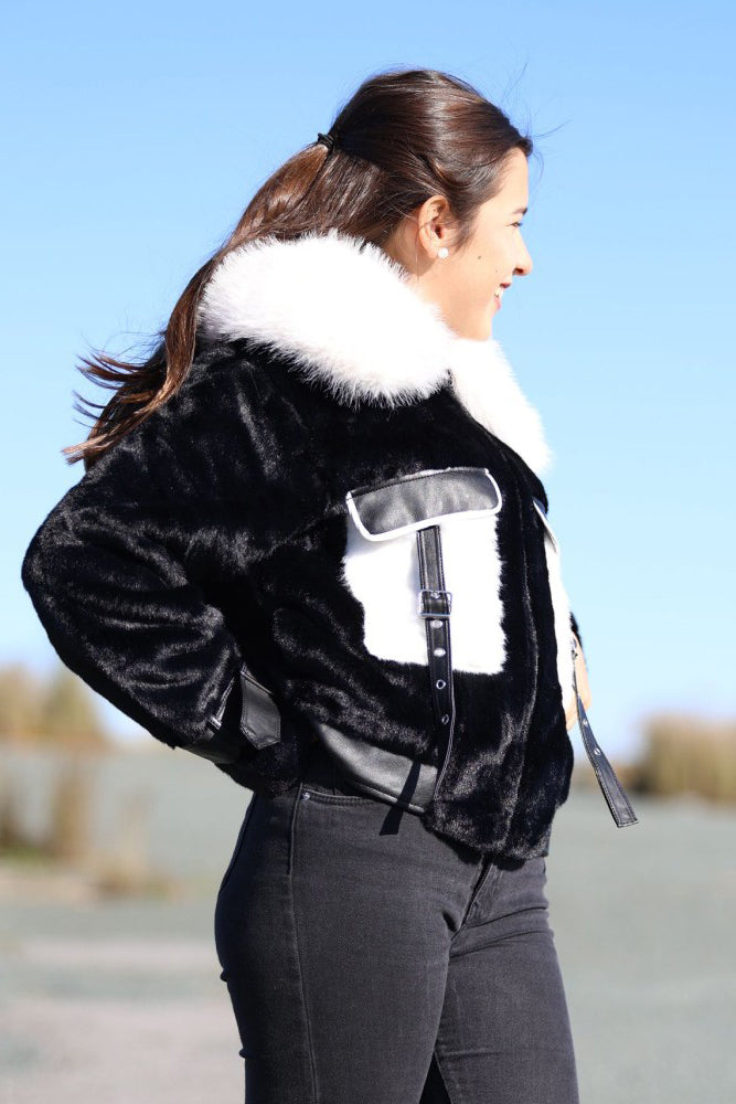 Chaqueta de Pelo Sintético Bicolor con Detalles en Hebilla
