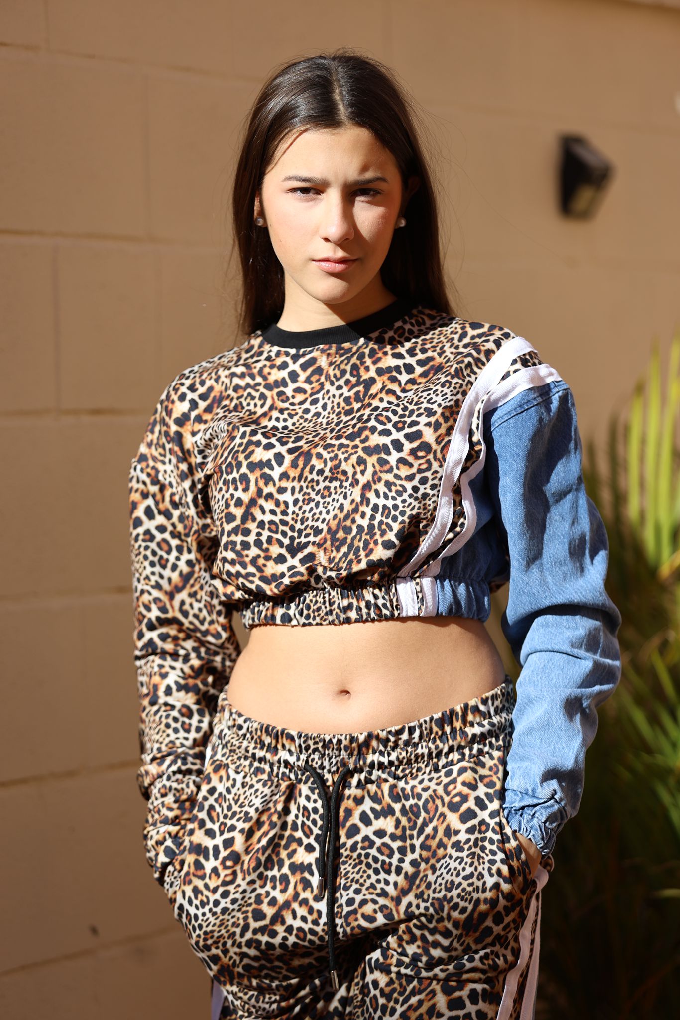 Set Deportivo Bicolor con Detalles en Denim y Corte Crop