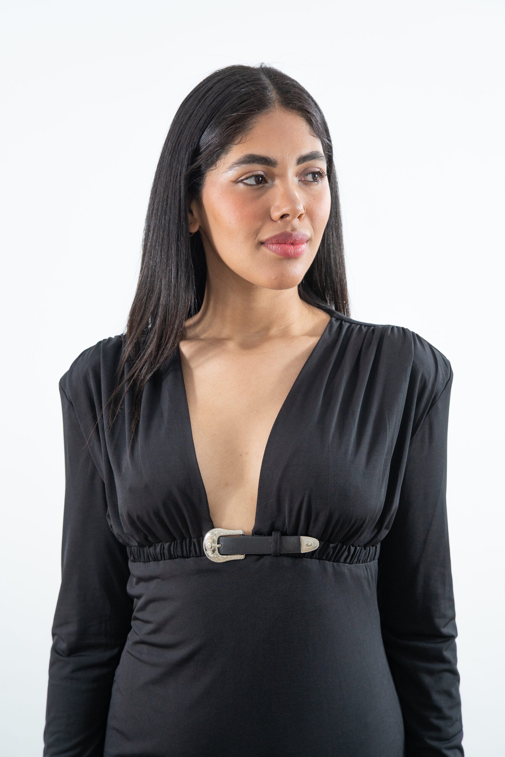 Vestido Mini Negro Con Hebilla Y Escote Profundo