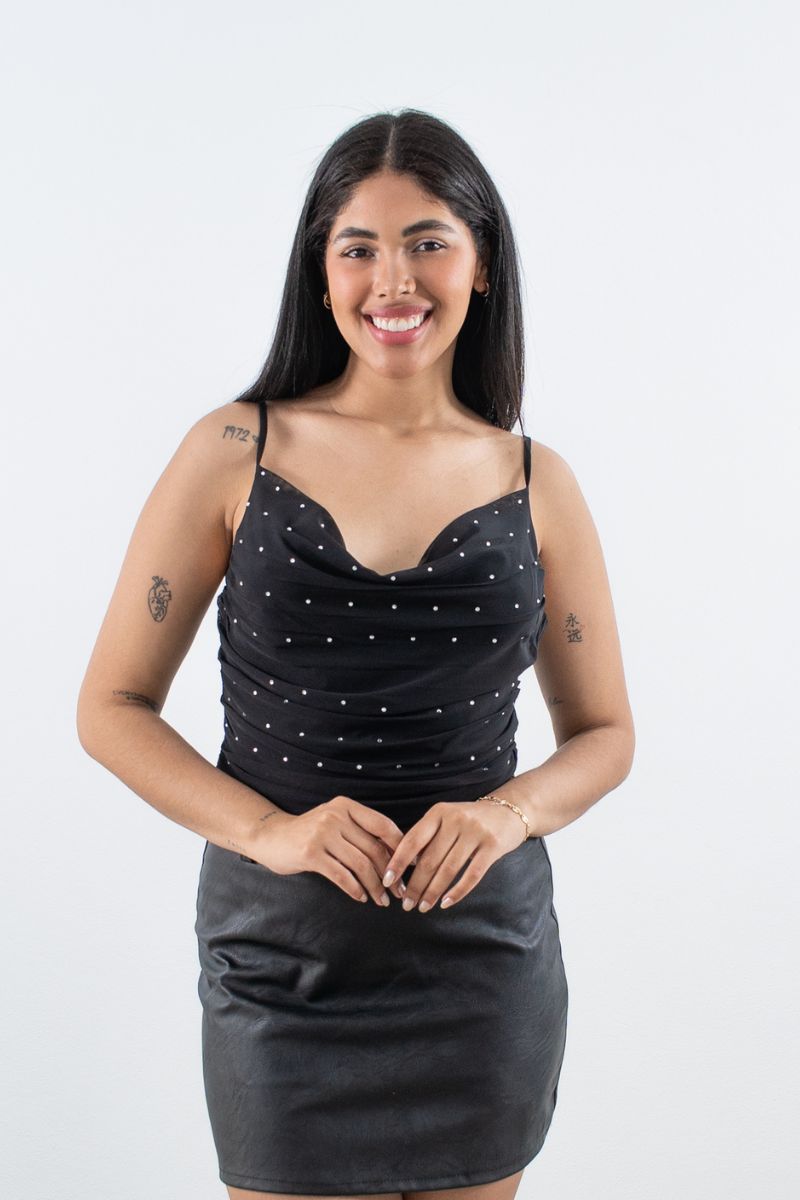 Crop Top Negro Draped con Detalles de Perlas