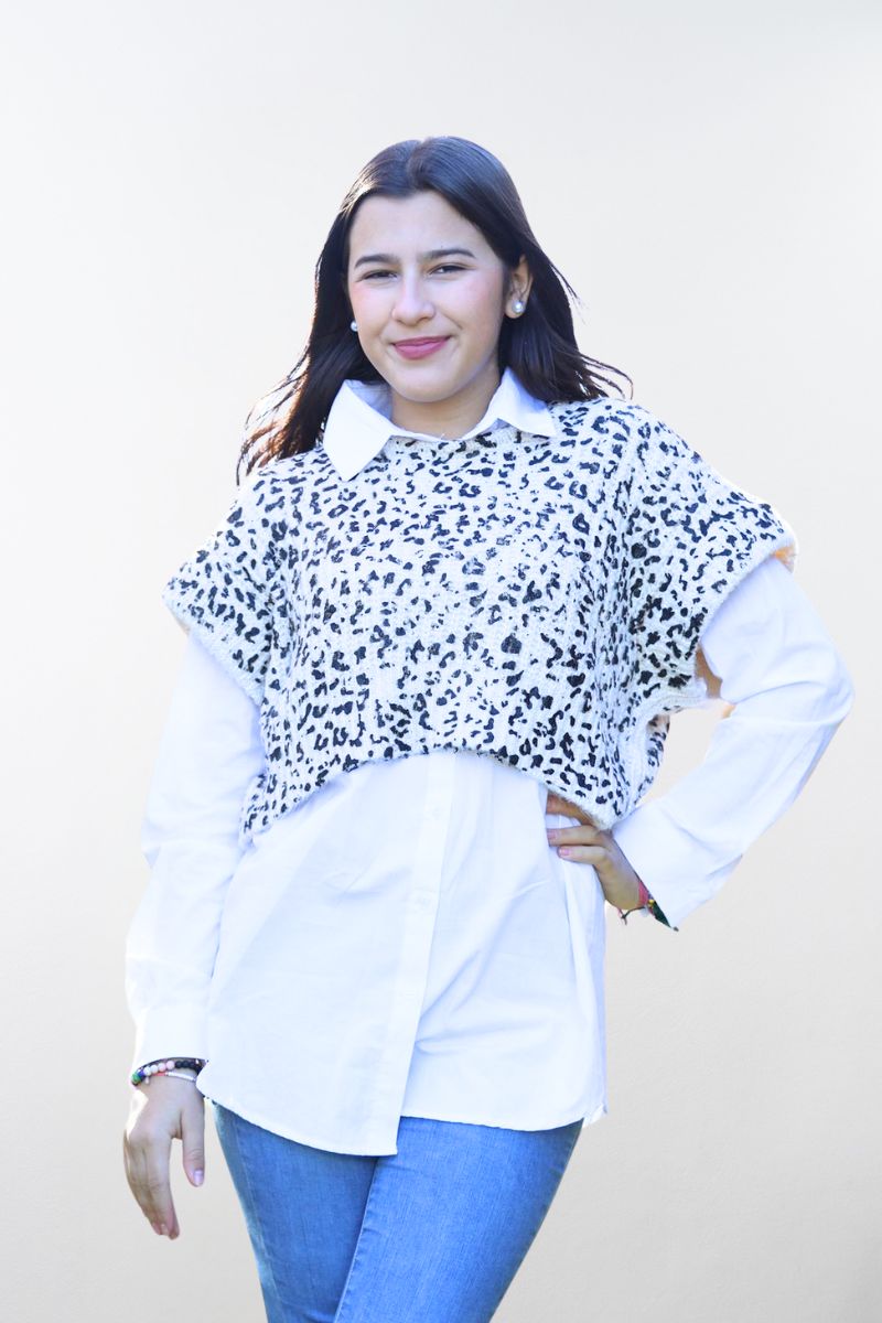Pulóver Animal Print con Camisa Blanca