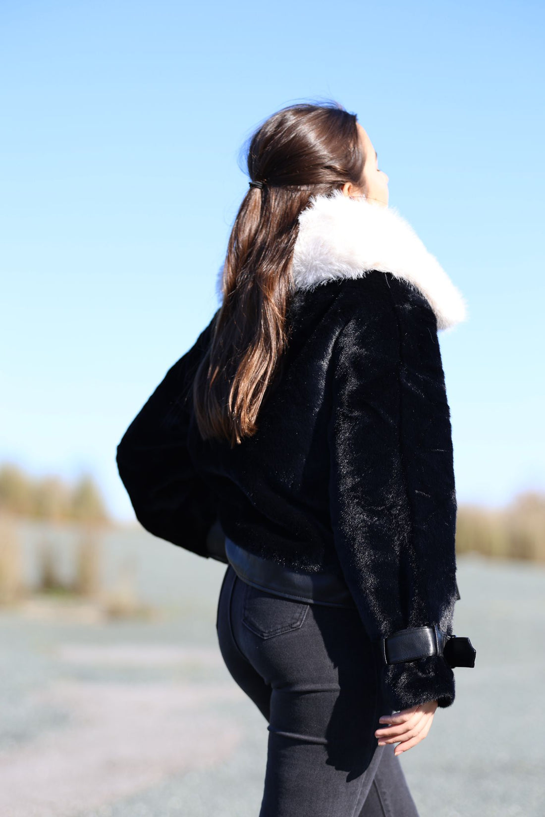 Chaqueta de Pelo Sintético Bicolor con Detalles en Hebilla
