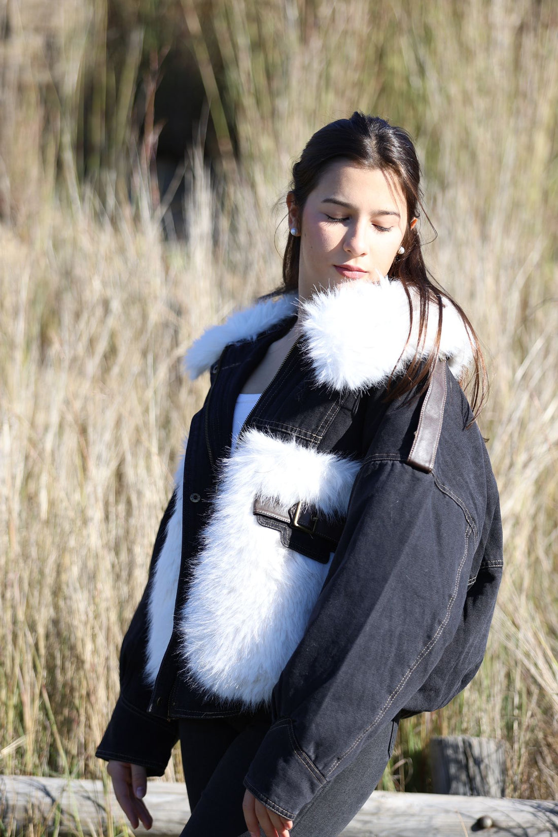 Chaqueta Denim Negra Oversize con Pelo Sintético Blanco