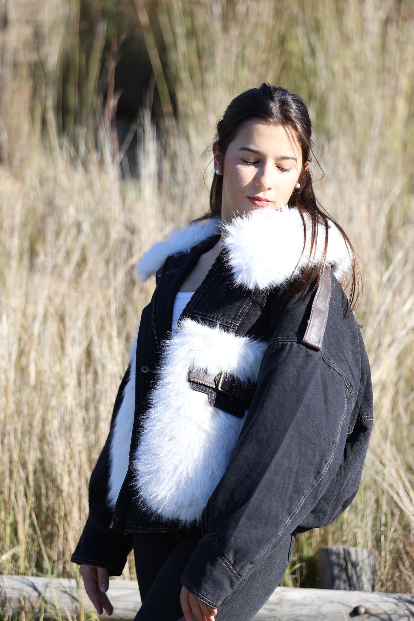 Chaqueta Denim Negra Oversize con Pelo Sintético Blanco